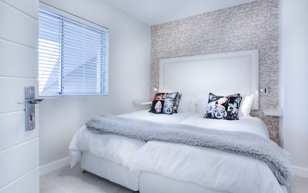 Bridlewood On Westland Apartments in Knoxville A white bedroom with a bed and pillows.